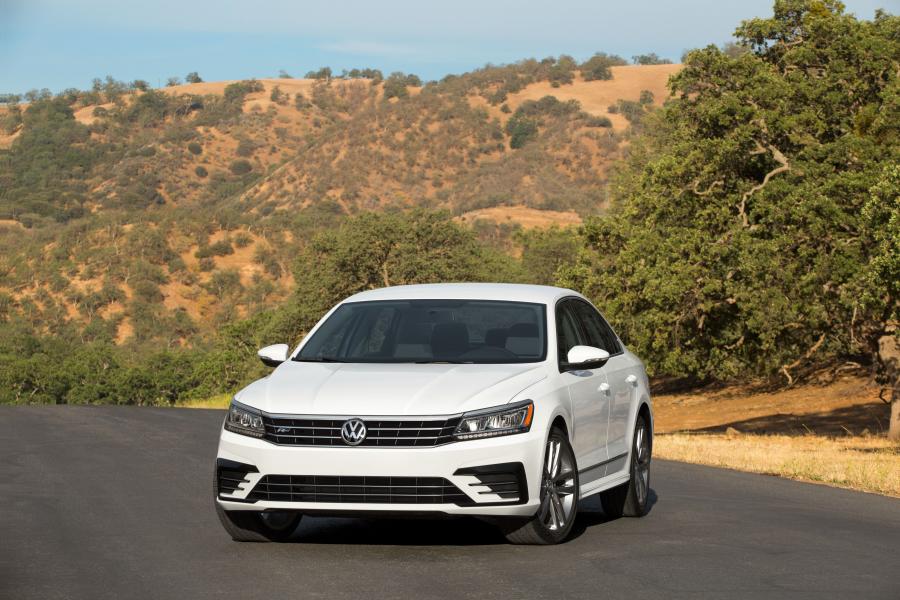  Volkswagen Passat TSI R-Line 2016 года  (фото 9 из 15)